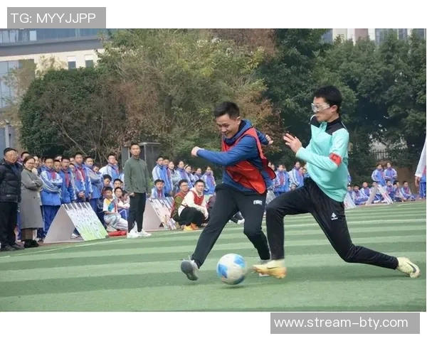 湖北高校足球联赛精彩纷呈学子们在绿茵场上展现青春风采与拼搏精神