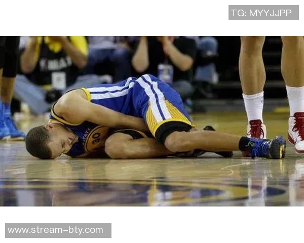 男篮球队员的成长之路:从青涩少年到赛场明星的蜕变与奋斗